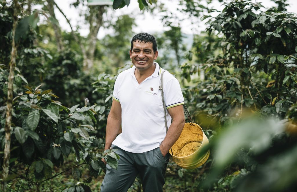 Photo d'Evelio Ricardo Garcia Cordoba devant une plantation de café