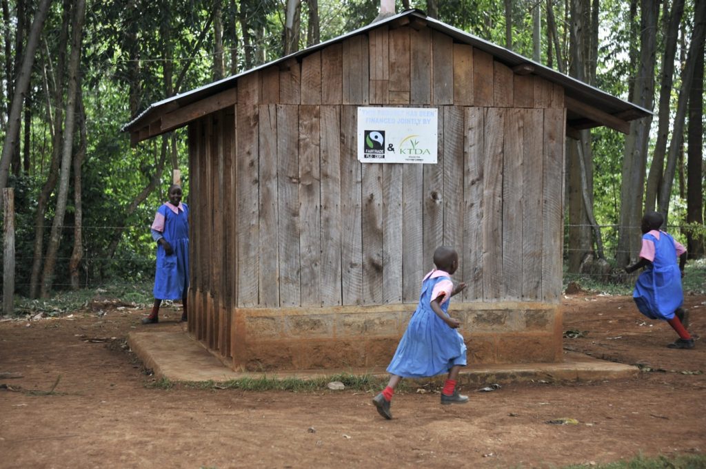 Image des nouvelles latrines construites avec la prime équitable Fairtrade dans l'école primaire Iria-Ini près d'Othaya