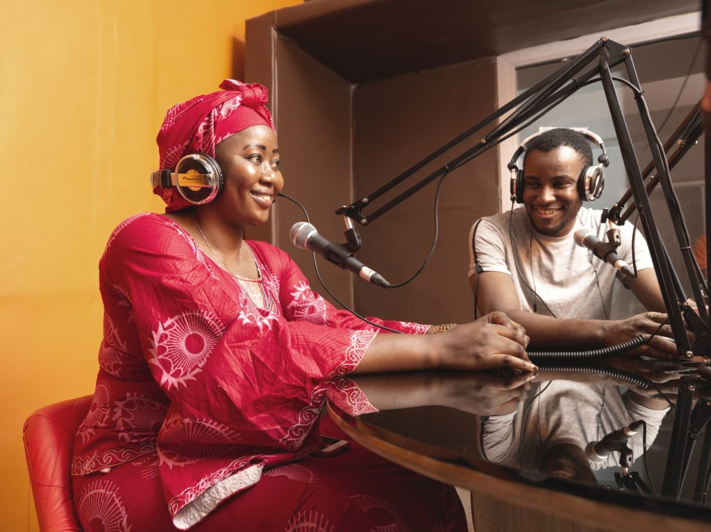 Awa Traoré est la directrice générale de CAYAT, une coopérative de culture du cacao et de café situé près des villes d’Adzopé et de Yakassé-Attobrou, dans le sud-est de la Côte d’Ivoire. Ici, elle prend la parole à Radio CAYAT – un projet financé de qualité supérieure pour communiquer des messages importants aux agricultrices et agriculteurs des régions éloignées.